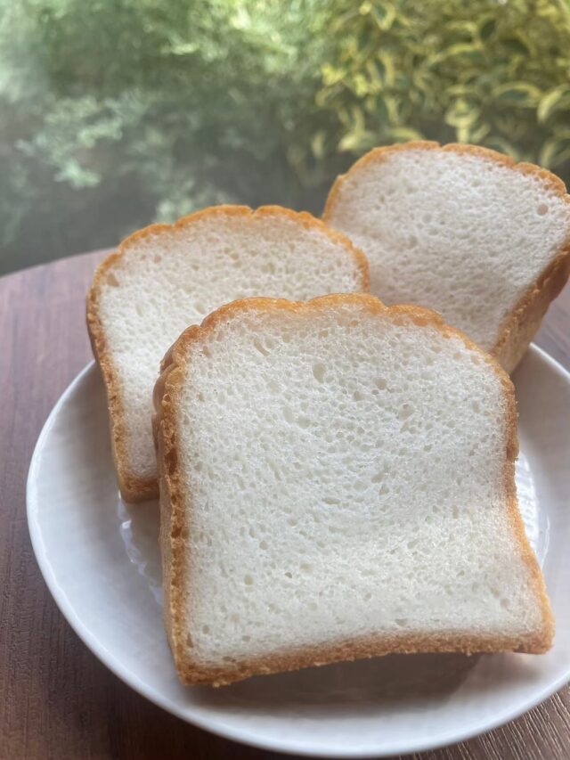 .
今日も焼きたての米粉パンご用意しております。
小麦粉、卵、乳、サイリウムハスク、増粘剤不使用です。
米粉100%でふんわり、お米の自然な甘さと
香ばしさを味わってください。
スライスしてそのまま食べても良いですし、
トースターでカリッと焼いて食べるのもおすすめです。
お米なので和風のお惣菜にもあいます◎
他にもメープルメロンパン、チョコチップメロンパン、コーンパンもご用意しております。
米粉パンの購入だけでもお気軽にどうぞ。
本日も皆様のご来店心よりお待ちしております！
-——————————————————
10:00-16:00 定休日(日)
ランチのラストオーダーは15：30となります
〒115-8650 東京都北区赤羽台1丁目7-11 HELSPO HUB-3
＊東洋大学赤羽台キャンパス内にありますが一般の方もご利用いただけます
＊お席のご予約は承っておりません
＊店内のお席はご自由にお使いください
＊自転車でお越しの際はカフェ横の歩道にお停め下さい（カフェ利用のお客様）
-——————————————————
#fetelemarche #フェットルマルシェ#ビート#vieat#赤羽#北区#赤羽ランチ#北区ランチ#赤羽カフェ#北区カフェ#赤羽カレー#ベジタリアン#プラントベース#ヴィーガン#グルテンフリー#米粉スイーツ #動物性不使用 #卵乳小麦粉不使用