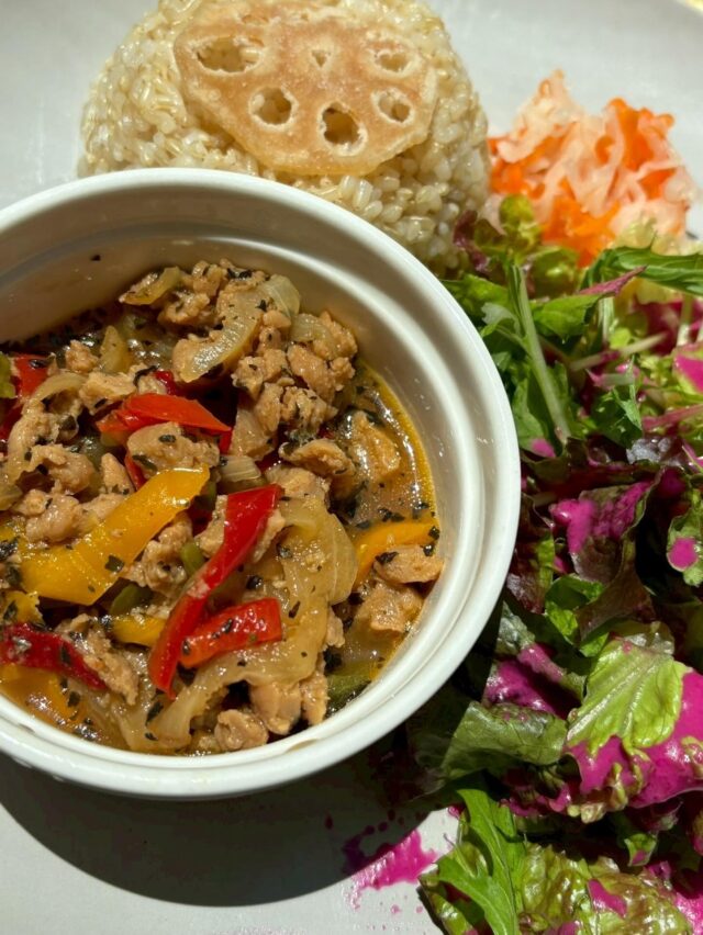 .
🌿Gluten-free Veganガパオライス　
うれしいことに、たくさんの方にご好評いただいております。
テイクアウトもできるようになりました。
ピリッとさわやかなスパイスと、香るバジルで
野菜たっぷりのガパオライス。今日のお昼にいかがでしょうか🍴
ランチ、お弁当のラストオーダーは15:30です。☺️
遅めのお昼ごはんにもぜひご利用くださいませ。
ご来店お待ちしております。
-——————————
10:00-16:00 定休日(日)
〒115-8650 東京都北区赤羽台1丁目7-11 HELSPO HUB-3
＊東洋大学赤羽台キャンパス内にありますが一般の方もご利用いただけます
＊お席のご予約は承っておりません
＊店内のお席はご自由にお使いいただけます
-——————————
#fetelemarche #フェットルマルシェ#赤羽ランチ#北区ランチ#赤羽カフェ#北区カフェ#ベジタリアン#プラントベース#ヴィーガン#グルテンフリー#米粉スイーツ #動物性不使用 #卵乳小麦粉不使用