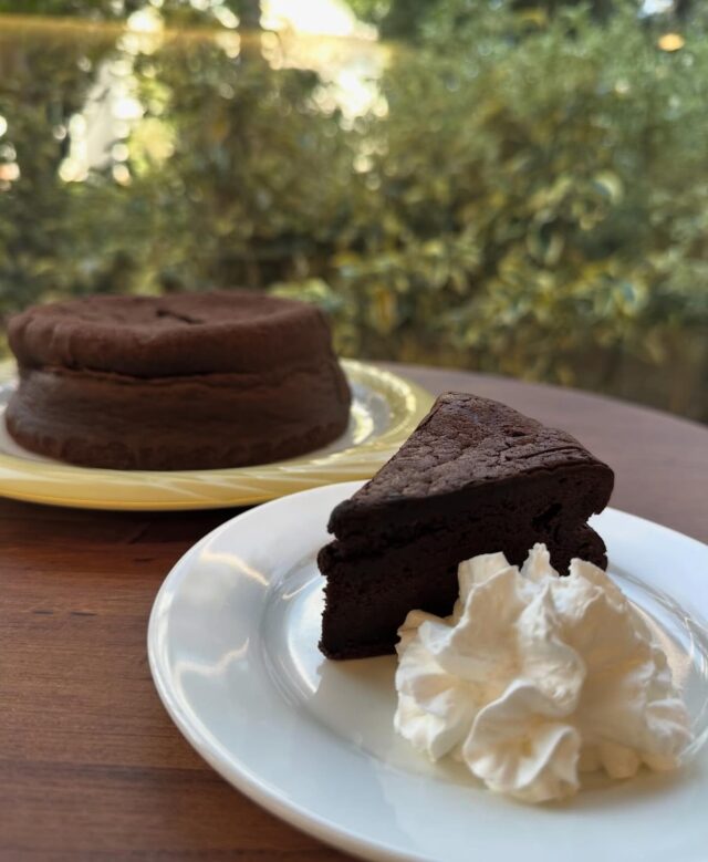 .
丁寧に焼き上げた、しっとり濃厚な
グルテンフリーガトーショコラ。
本日焼きたてでご用意しております。🍫
店内ではふんわり豆乳ホイップを添えてお出ししています。
こちらもぜひどうぞ！
-——————————
10:00-16:00 定休日(日)
〒115-8650 東京都北区赤羽台1丁目7-11 HELSPO HUB-3
＊東洋大学赤羽台キャンパス内にありますが一般の方もご利用いただけます
＊お席のご予約は承っておりません
＊店内のお席はご自由にお使いいただけます
-——————————
#fetelemarche #フェットルマルシェ#赤羽ランチ#北区ランチ#赤羽カフェ#北区カフェ#グルテンフリー#米粉スイーツ #乳小麦粉不使用