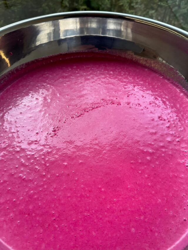 .
今朝もビーツの自家製ドレッシング仕込んでいます。
鮮やかな色と自然な甘みで、野菜がもっとおいしくなります。
鉄分、食物繊維やビタミンもたっぷり。
ぜひ野菜をいっぱい召し上がってください。
今週もどうぞよろしくお願いします。
ご来店お待ちしております！
-——————————
10:00-16:00 定休日(日)
〒115-8650 東京都北区赤羽台1丁目7-11 HELSPO HUB-3
＊東洋大学赤羽台キャンパス内にありますが一般の方もご利用いただけます
＊お席のご予約は承っておりません
＊店内のお席はご自由にお使いいただけます
-——————————
#fetelemarche #フェットルマルシェ#赤羽ランチ#北区ランチ#赤羽カフェ#北区カフェ#ベジタリアン#プラントベース#ヴィーガン#グルテンフリー#米粉スイーツ #動物性不使用 #卵乳小麦粉不使用