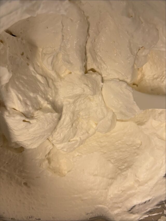 .
糀の甘酒と豆乳で作った自家製クリームを仕込みました。
こちらはキャロットケーキだけの特別なクリームです。
乳製品を使わずともコクのあるおいしさを味わっていただけます。
こちらの甘酒と豆乳のクリームはキャロットケーキのテイクアウトでもお付けしています。☺️
ふんわり香るスパイスと、しっとり食感が魅力のキャロットケーキと相性抜群です。
ぜひ一度ご賞味ください。
今日も16時までお待ちしております！
-——————————
10:00-16:00 定休日(日)
〒115-8650 東京都北区赤羽台1丁目7-11 HELSPO HUB-3
＊東洋大学赤羽台キャンパス内にありますが一般の方もご利用いただけます
＊お席のご予約は承っておりません
＊店内のお席はご自由にお使いいただけます
-——————————
#fetelemarche #フェットルマルシェ#赤羽ランチ#北区ランチ#赤羽カフェ#北区カフェ#ベジタリアン#プラントベース#ヴィーガン#グルテンフリー#米粉スイーツ #動物性不使用 #卵乳小麦粉不使用