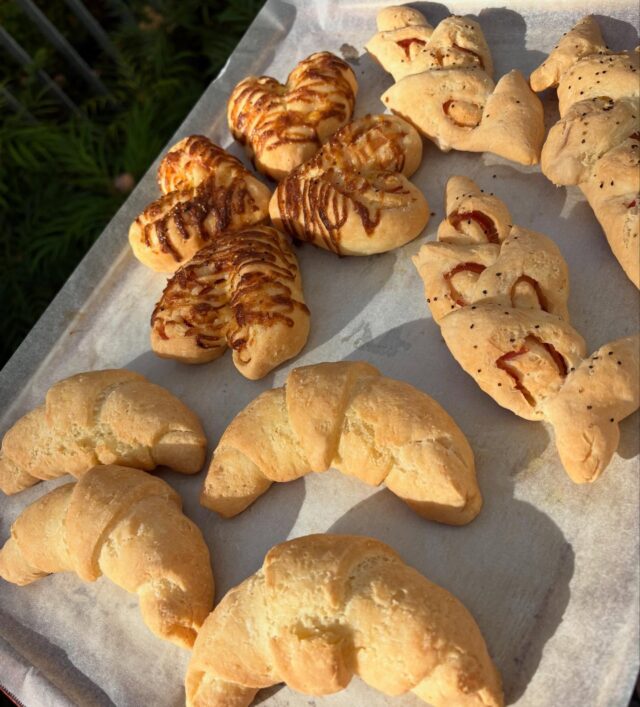 .
今日も焼きたての米粉パンが並びました！
🌿塩パン(vegan)
小麦粉・動物性素材を使わず、米粉だけで仕上げたやさしい塩パン。
外はさくっと香ばしく、中はふんわりもっちり。
控えめな塩気が、パン本来の甘みと香ばしさを引き立てます。
🌾ハムロール
米粉生地で焼き上げたグルテンフリーロールに、ハムを包みました。
軽くトーストすれば、生地はサクッと中はふんわり。
食事にもおやつにもぴったりな、満足感あるひと品です。
🌾エピ
米粉生地にベーコンの旨みと香ばしさをしっかり閉じ込めたベーコンエピ。
外はカリッと、中はもっちりとした食感でも、グルテンフリーで重すぎず、しっかり食べ応えのある一本です。
ランチや、米粉スイーツもたくさん仕込んでご用意しております。
ご来店お待ちしております！！😊🍂✨
-——————————
10:00-16:00 定休日(日)
〒115-8650 東京都北区赤羽台1丁目7-11 HELSPO HUB-3
＊東洋大学赤羽台キャンパス内にありますが一般の方もご利用いただけます
＊お席のご予約は承っておりません
＊店内のお席はご自由にお使いいただけます
-——————————