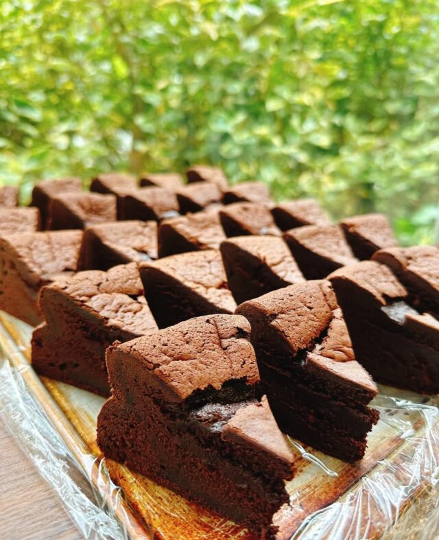 .
グルテンフリーのクラシックショコラ、焼きたてです。
しっとり濃厚な味わいをぜひどうぞ。
米粉パンも焼き上がっています。
エピ、ハムロールご用意しております。
ぜひお立ち寄りくださいませ🥖
ご来店お待ちしております。🍂🍂☕️
-——————————
10:00-16:00 定休日(日)
〒115-8650 東京都北区赤羽台1丁目7-11 HELSPO HUB-3
＊東洋大学赤羽台キャンパス内にありますが一般の方もご利用いただけます
＊お席のご予約は承っておりません
＊店内のお席はご自由にお使いいただけます
-——————————