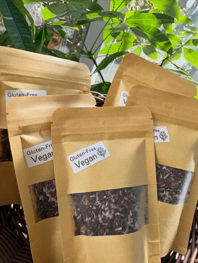 .
Vegan & Gluten-free グラノーラ（チョコレート）
リニューアルしました。🌿🍫
有機オートミールを使った、
サクサクと軽い食感のグラノーラです。
軽くつまめる、ちょうどいいサイズ感。
ワインやコーヒーのおともや、
ヨーグルトやアイスのトッピングにもおすすめです。
オープン当初から人気のグラノーラ。
このグラノーラを目当てに、
足を運んでくださった方もいらっしゃいました。
しばらくお休みしていましたが、
リニューアルして、ようやく店頭に並びました。
ぜひお手に取ってみてください😊
ランチもたくさん仕込んでます！
今週もご来店お待ちしています。
-——————————
10:00-16:00 定休日(日)
〒115-8650 東京都北区赤羽台1丁目7-11 HELSPO HUB-3
＊東洋大学赤羽台キャンパス内にありますが一般の方もご利用いただけます
＊お席のご予約は承っておりません
＊店内のお席はご自由にお使いいただけます
-——————————